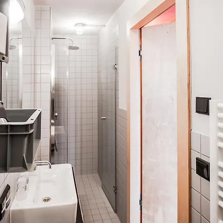 Dock Warnemünde Hostel *